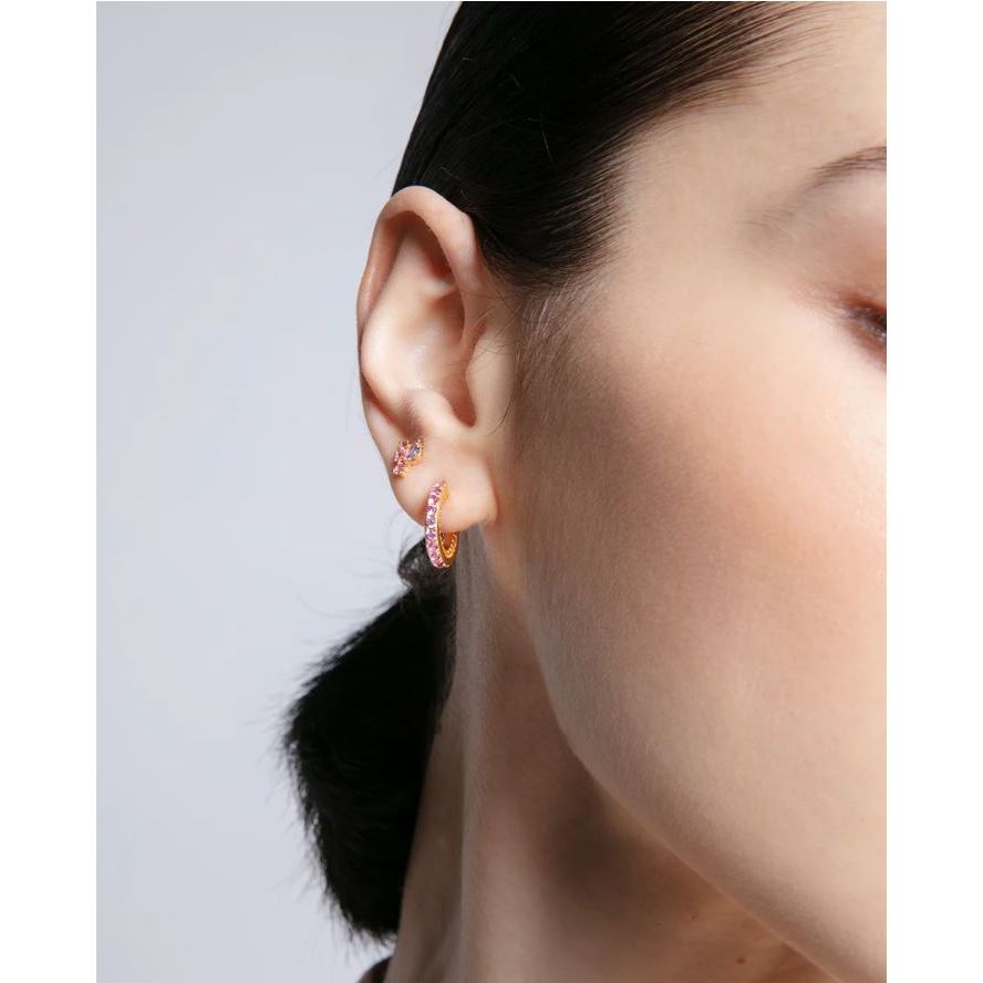 Lady wearing VICEROY JEWELS Mod. 9127E100-39 silver 925° earrings, showcasing elegance and style.